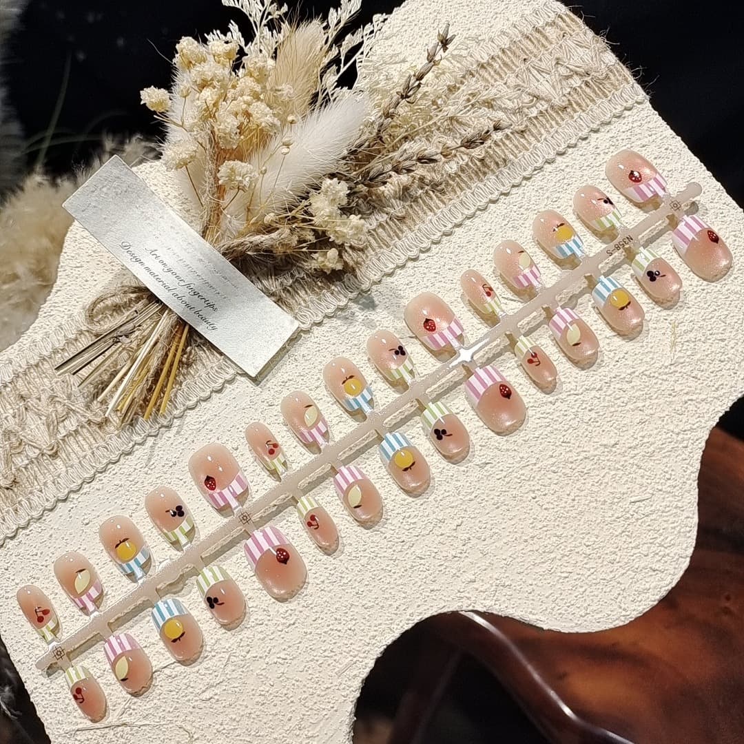 Korte ballerina press-on negler, kattøye candy-stil med rhinstener
