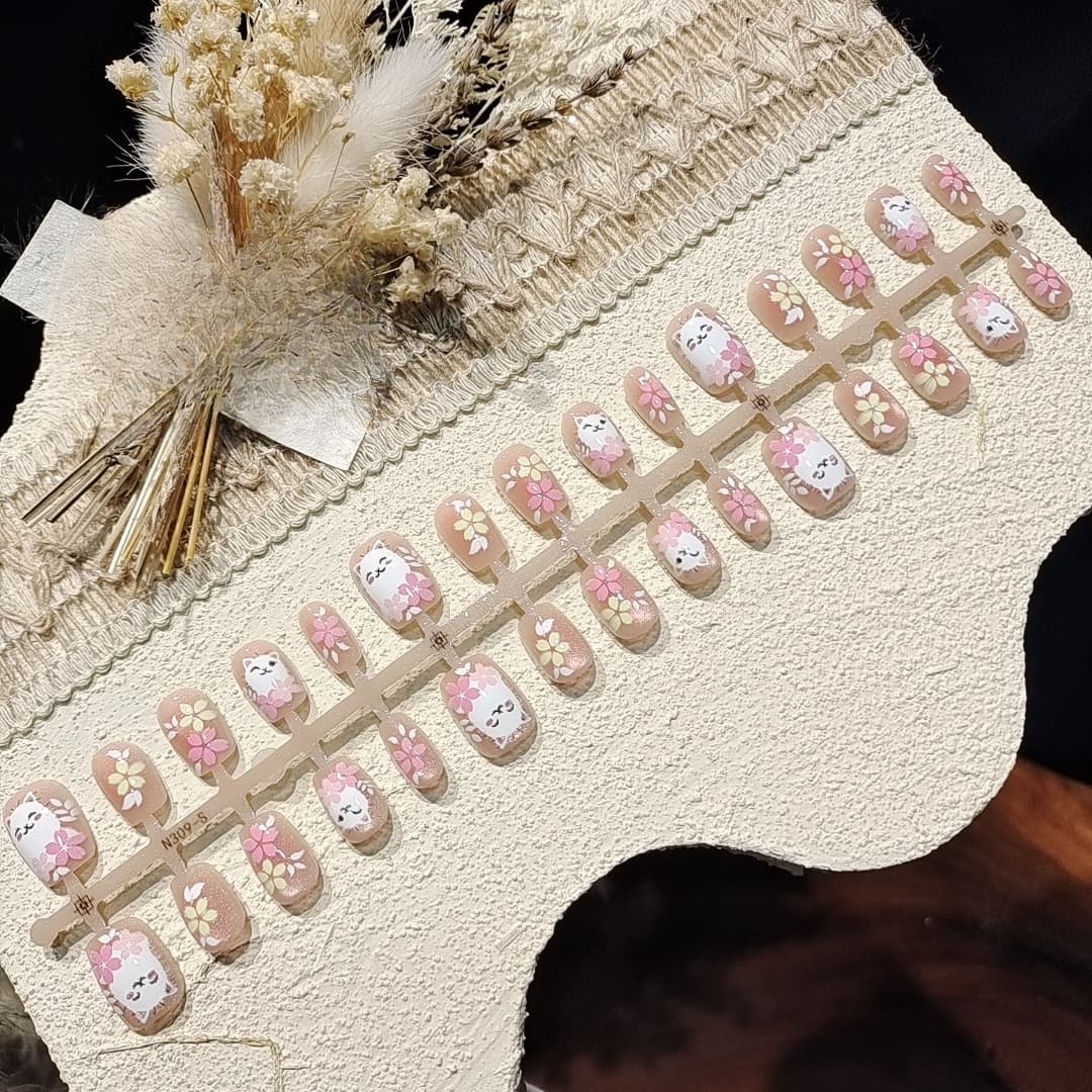 Rosa kattøye trykk-på negler, kort ballerinaform, blomsterdesign
