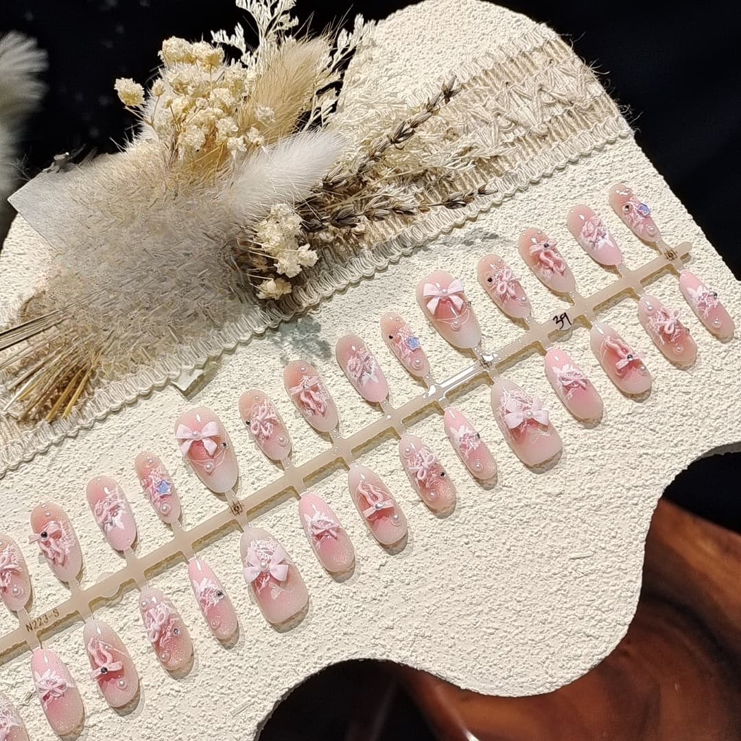 Tåkete rosa blonde falske negler med katteøye og rhinestones