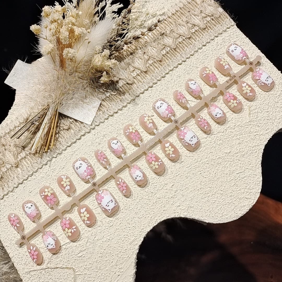 Rosa kattøye trykk-på negler, kort ballerinaform, blomsterdesign